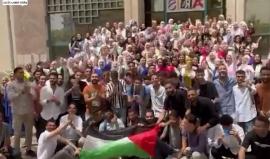 طلاب مصريون يرفعون علم فلسطين وينشدون لها