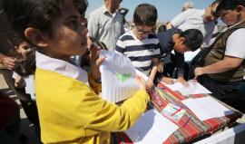 أبناء الأسرى المحرومين من زيارة آبائهم داخل سجون الاحتلال يكتبون رسائل لهم "عبر أمواج البحر"