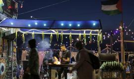 بسطات بيع "الذرة".. مصدر رزق صيفي على شاطئ بحر غزة