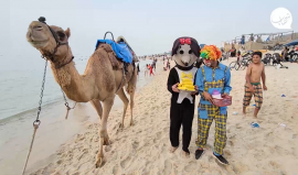 مُهرّج وبائع ذرة اتخذ من مهنته مصدر للرزق والسعادة على شاطئ بحر خانيونس