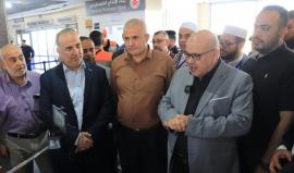 رئيس متابعة لجنة العمل الحكومي بغزة عصام الدعليس يودع حجاج بيت الله الحرام خلال مغادرتهم للديار الحجازية