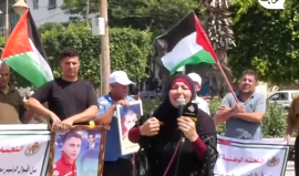 وقفة لعوائل الشهداء والجرحى بمدينة غزة للمطالبة برواتب أبنائهم الشهداء التي قطعتها السلطة الفلسطينية