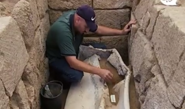 تابوت المقبرة الرومانية.. العثور على تابوت أثري قديم في المقبرة الرومانية غرب مدينة غزة بعد العثور على 125 قبر أثري قديم
