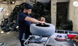 الخريج مدين حلس من غزة ينجح في مشروع طحن الإطارات المطاطية التالفة "الكوشوك" وإعادة تدويرها وتحويلها إلى قطع صغيرة من الجلد تستخدم في البيئة.. إليكم القصة