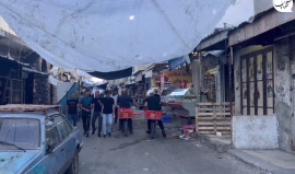 شبان فلسطينيون يضعون المظلات في شوارع مخيم بلاطة للاجئين لحجب الرؤية على طائرات الاحتلال