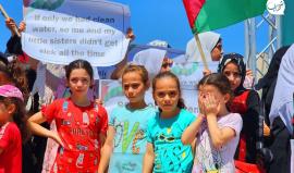 وقفة لأطفال غزة احتجاجاً على استمرار حصار الاحتلال للقطاع منذ أكثر من 16 عاما