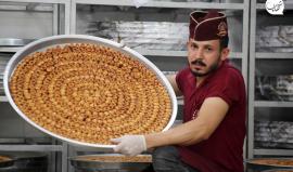 تجهيز الحلوى قبل نتائج امتحانات الثانوية العامة "التوجيهي" في مصنع بمدينة غزة