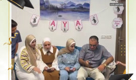 فرحة الطالبة المتفوقة أية إياد النجار من مخيم النصيرات وسط قطاع غزة، الحاصلة على معدل 99.6 بالفرع الأدبي