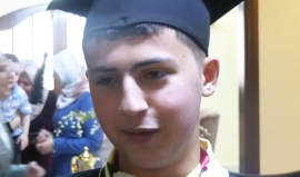 فرحة الطالب خالد سليم من غزة بحصوله على معدل 99.6 في الثانوية العامة