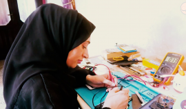 صيانة الهواتف.. مصدر رزق للشابة ولاء أبو حماد داخل منزلها في مدينة غزة