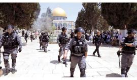 الاحتلال يُبعد مقدسيين عن المسجد الأقصى