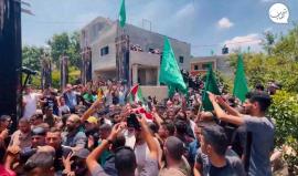 فلسطينيون يشبعون جثمان الشهيد عبد الجواد صالح في قرية عاروري شمال رام الله