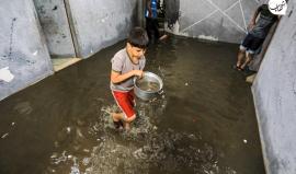 مياه الأمطار تدخل منازل مواطنين في غزة نتيجة حالة عدم استقرار جوي