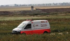 إسعاف للهلال الأحمر ينقل مصابين في وقت سابق