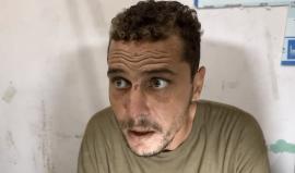 الشاب بدر دحلان،  يبدو مصدوماً ومشوشاً بعينين جاحظتين، وجسد نحيل