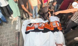 فلسطينيون يؤدون صلاة الجنازة على عدد من عناصر الدفاع المدني الذين استهدفتهم طائرات الاحتلال الاسرائيلي في النصيرات.