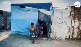 #فيديو| معاناة عائلة فلسطينية تعيش داخل خيمة في مخيم للإيواء بدير البلح، في ظل ارتفاع درجات الحرارة وشح المياه وانتشار الحشرات والأمراض، وتواصل حرب الإبادة الجماعية على غزة لليوم الـ 267 تواليًا