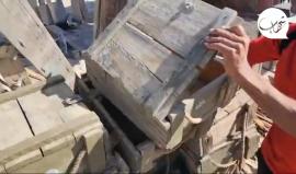 شاهد | الغزيون يستخدمون مخلفات الاحتلال العسكرية وصناديق الأخشاب لطهي الطعام في ظل انقطاع غاز الطهي واستمرار الحصار على قطاع غزة..