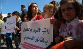 السلطة تقطع رواتب عائلات الشهداء والأسرى