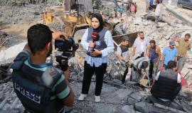 الصحفيون أثناء إعداد تقرير صحفي خلال الحرب