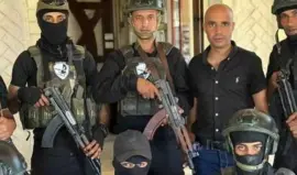 العميل غسان الدهيني إلى جانب العميل المقتول ياسر أبو شباب وعملاء آخرون تحت حماية الاحتلال (صورة ارشيفية)