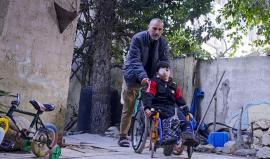 الطفل محمد أبو محسن فقد عائلته وإحدى عينيه يبحث عن أمل بالعلاج في الخارج