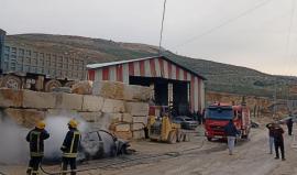 مستوطنون يحرقون جرافات ومركبة في عوريف ويصعّدون اعتداءاتهم في نابلس ورام الله