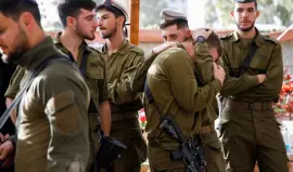 جنود إسرائيليون يبكون في جنازة أحد الجنود الذي قتل بقطاع غزة -أرشيفية-