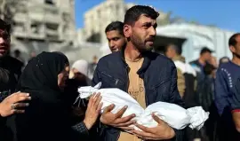 طفل شهيد في غزة يحمله والده