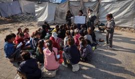 تحت الرصاص.. أطفال شمال غزة يتمسّكون بالتعليم داخل خيام لا تحميهم من الموت