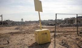 كتل أسمنتيه وضعت لتحديد "الخط الاصفر"