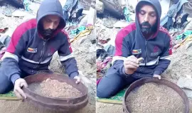 بغربال ويدين مثقلتين بالجراح.. فلسطيني يبحث لعامين عن رفات زوجته وأطفاله في غزة