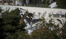 الية اسرائيلية تهدم مقر الاونروا بالقدس