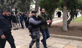 الاحتلال الإسرائيلي مقدسيين عن المسجد الأقصى