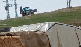 مستوطنون يشرعون ببناء بؤرة استعمارية جديدة في الخان الأحمر