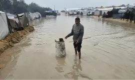 غزاوي في بحر من مياه الأمطار