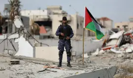 شرطي فلسطيني في أحد المراكز الشرطية المدمرة في قطاع غزة  -أرشيفية-