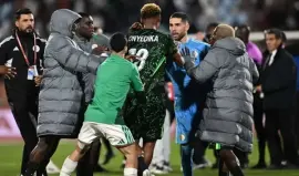 الكاف يعاقب الجزائر بسبب أحداث مباراة نيجيريا بكأس أفريقيا