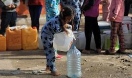 العطش يطارد النازحين في غزة.. الأونروا تحذر من أزمة حادة في مياه الشرب