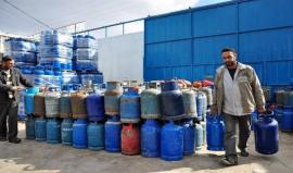 تعبئة أسطوانات الغاز بغزة -أرشيفية-