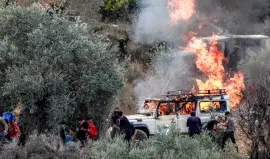 مستوطنون يحرقون جرافات ومركبة في عوريف ويصعّدون اعتداءاتهم في نابلس ورام الله