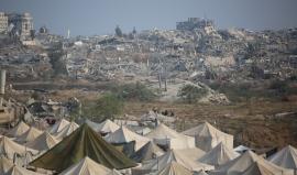 انتشار خيام النازحين على أنقاض المنازل المدمرة بغزة