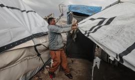 المنخفض الجوي يفاقم معاناة النازحين بقطاع غزة