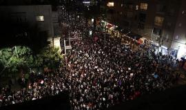 عشرات الآلاف من أهالي الداخل المحتل يتظاهرون في "تل أبيب" تنديدًا بتفشي الجريمة وتواطؤ الاحتلال