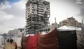 تحت ظِل برج آيل للسقوط .. موتٌ مؤجّل يداهم مئات النازحين في ساحة الجندي المجهول بمدينة غزة.