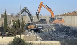 الاحتلال يخطر بهدم منشآت في بلدة أبو ديس بالقدس