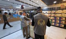 خلال 24 ساعة.. إغلاق 11 محلًا وتوقيف 46 تاجرًا مخالفًا في غزة