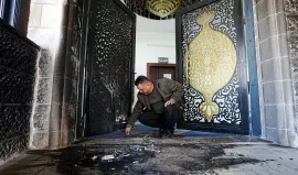 مستوطنون يحرقون مسجدا في نابلس