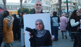 القيادي جمال الطويل يحمل صورة كريمته الصحفية الأسيرة بشرى  _أرشيفية_