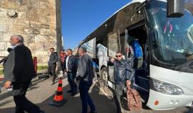 انطلاق حافلة من تل السبع إلى القدس استجابة لدعوات شدّ الرحال للأقصى